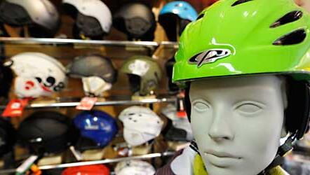 Wer keinen auf der Skipiste keinen Helm trägt, trägt bei einem Unfall eine Mitschuld. Wer keinen auf der Skipiste keinen Helm trägt, trägt bei einem Unfall eine Mitschuld.