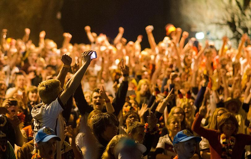 So feiern die Fans nach dem Public Viewing den WM-Titel.