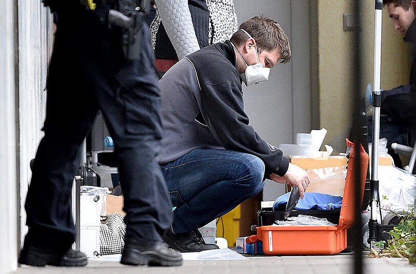 Experten der Polizei sichern in der Wohnung der Terrorverdächtigen in Oberursel Spuren.