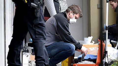 Experten der Polizei sichern in der Wohnung der Terrorverdächtigen in Oberursel Spuren.
