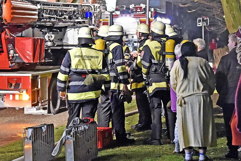 In einem neungeschossigen Wohnblock im Stadtteil Forstenried musste die Feuerwehr in der Nacht einen ausgedehnten Kellerbrand löschen. Ein Mann
erlitt eine Rauchgasvergiftung und wurde zur Behandlung in ein Krankenhaus gebracht.