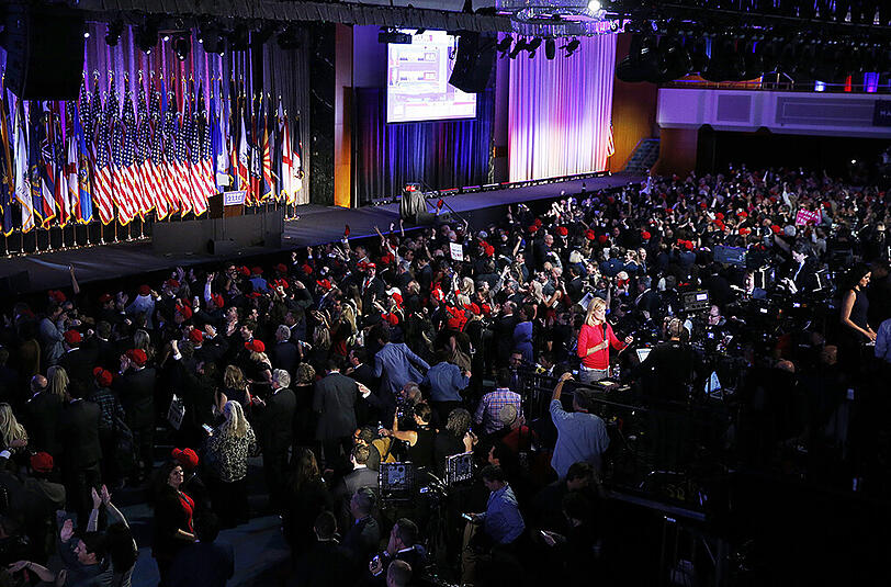 Die Halle für Donald Trumps Wahlpaprty füllt sich.