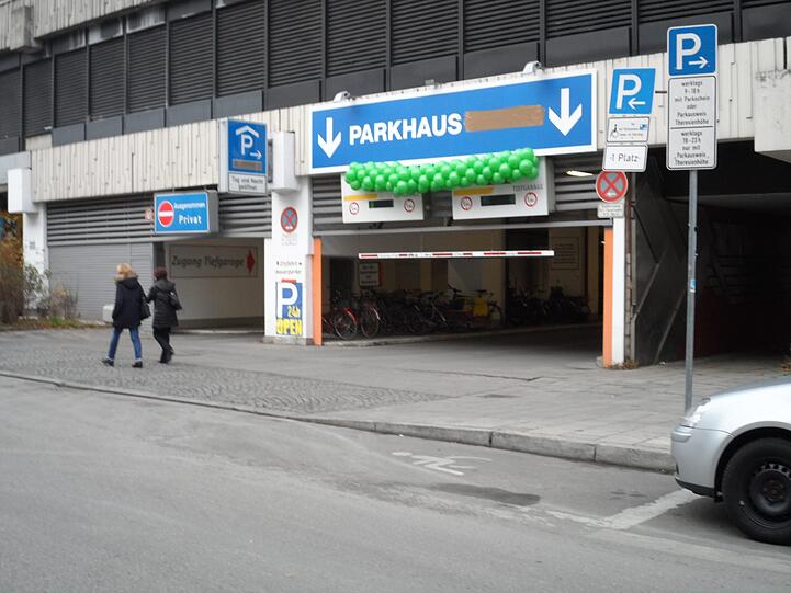 Die Zufahrt zu den Stellplätzen liegt in der Gollierstraße.