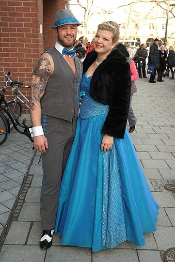 Prinzenpaar der Gleisenia, Prinz Manu I. Und Prinzessin Jasmin II. Prinz Manu alias Manuel Kracker, 27, Kellner/Barkeeper: &bdquo;Das Beste am Prinz sein ist es, Zeit mit der Garde zu verbringen. Das ist wirklich eine tolle Truppe, und es ist immer jemand für dich da. Bei der Bühnenshow zeigt man schon ziemlich viel Haut, aber Entblättern gehört halt einfach dazu. Gegen die Kälte hilft vor allem Körperspannung, mit der man jede Bewegung austanzen muss.&ldquo;
Prinzessin Jasmin alias Jasmin Hofmann, 20, in der Ausbildung zur Kauffrau für Versicherungen u. Finanzen: &bdquo; Auch das  Adrenalin auf der Bühne nimmt die Kälte. Den Faschingsbesucherinnen kann ich nur raten: Viel lachen und viel bewegen! Für mich ist das schon die 12. Saison, ich bin das gewöhnt. Ich habe als Kind angefangen, und natürlich träumt jedes kleine Mädchen davon, einmal Prinzessin zu sein! Den Prinzen habe ich dann in der Garde kennen gelernt.&ldquo; Prinz Manu: &bdquo;Sie hat mich dann gefragt, ob ich ihr Prinz sein möchte. Und ich finde es natürlich toll, überall als Prinzenpaar angesagt zu werden."