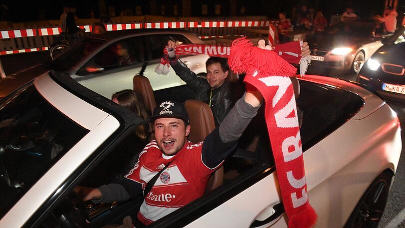 Die Freude bei den Bayern-Fans kennt nach dem Triple-Sieg keine Grenzen - klicken Sie sich durch die Bilder von der Party in der Landeshauptstadt.