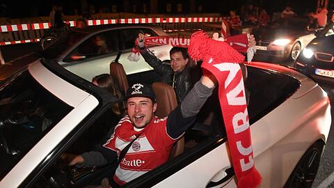 Die Freude bei den Bayern-Fans kennt nach dem Triple-Sieg keine Grenzen - klicken Sie sich durch die Bilder von der Party in der Landeshauptstadt.