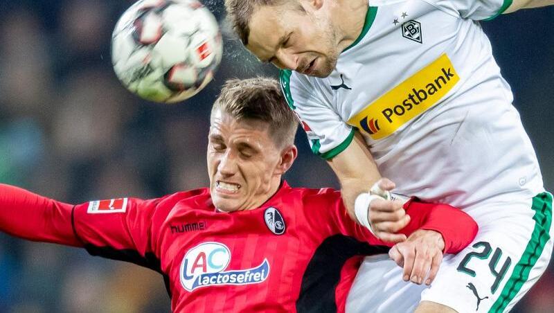 Freiburgs Nils Petersen (l) im Kopfballduell mit dem Gladbacher Tony Jantschke. Freiburgs Nils Petersen (l) im Kopfballduell mit dem Gladbacher Tony Jantschke.