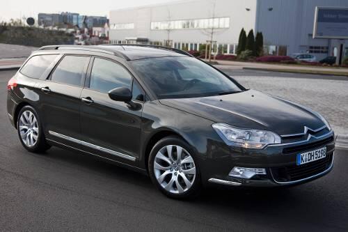 Ohne Doppelwinkel in der Motorhaube könnte der Citroen C5 Tourer glatt als Mittelklasse-Kombi aus deutscher Produktion durchgehen.