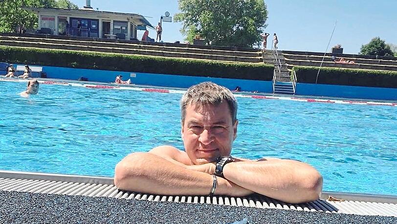 CSU-Chef Markus Söder genießt die Sommerzeit vor zwei Jahren beim Schwimmen.