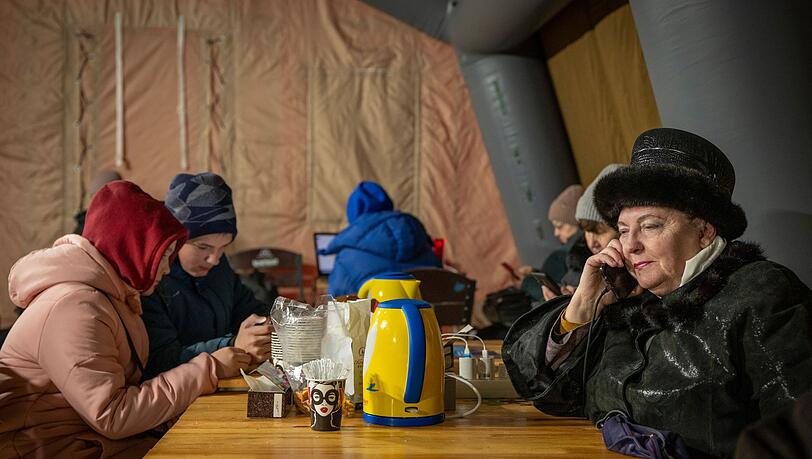 Aufw&auml;rmpunkte sollen den Ukrainern durch die schwere Zeit nach russischen Luftangriffen helfen.