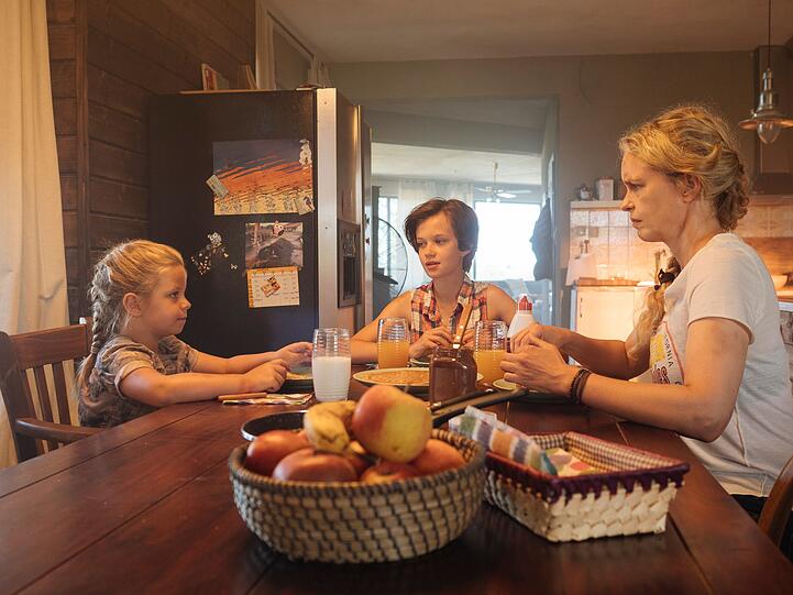 Wiebke (Nina Hoss) strebt mit ihren Adoptivtöchtern (Katerina Lipovska, rechts, und Adelia Ocleppo) ein harmonisches Familienleben an. Wiebke (Nina Hoss) strebt mit ihren Adoptivtöchtern (Katerina Lipovska, rechts, und Adelia Ocleppo) ein harmonisches Familienleben an.