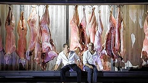 Wo alles Fleischliche endet: Die Friedhofsszene mit Mariusz Kwiecien (Don Giovanni, li.) und Alex Esposito (Leporello) in Stefan Kimmigs Inszenierung, die Katja Haß ausgestattet hat.