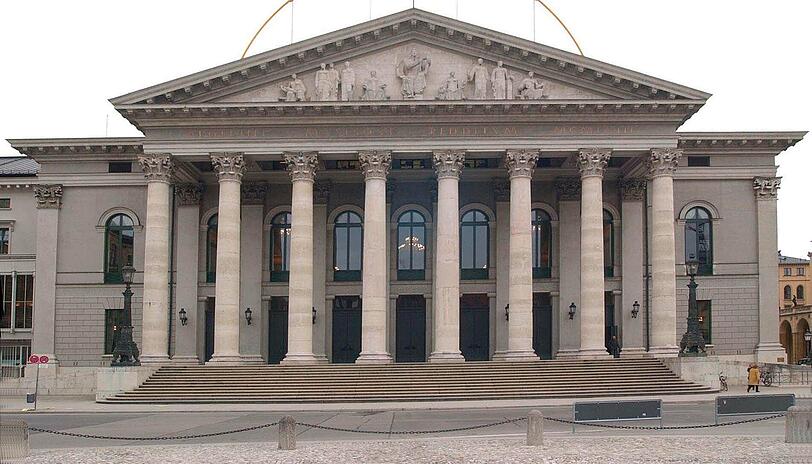 In der Oper in der Maximilianstraße ist ein Arbeiter in ein zwei Meter tiefes Loch gefallen