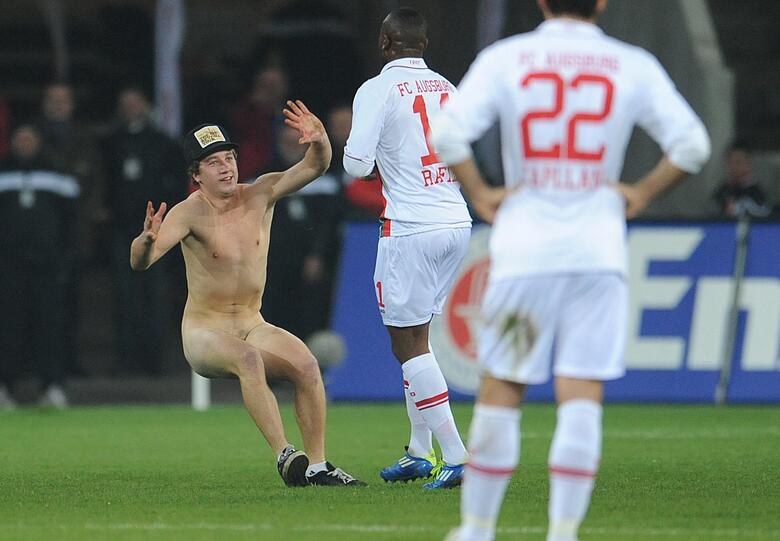 Diese Spezies ist auch beim Sport sehr verbreitet - hier flitzt mal wieder ein junger Mann beim Bundesliga-Spiel der Bayern in Augsburg.