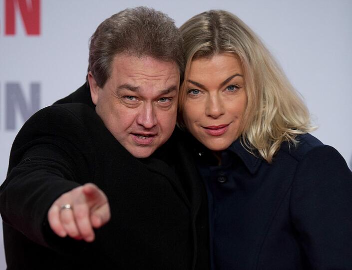 Schau, da ist die kamera, Schatz: Comedian Oliver Kalkofe und seine Frau Connie Frielinghaus bei der "Stirb langsam 5.0"-Premiere in Berlin am Montagabend.