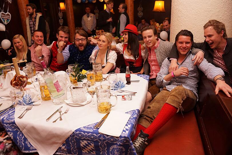 Wiesn-Halbzeit: Immer wenn es noch knapp ein halbes Jahr bis zum Oktoberfest ist, feiern die Münchner im Franziskaner. Die Bilder vom sexy Wiesn-Warm-up.