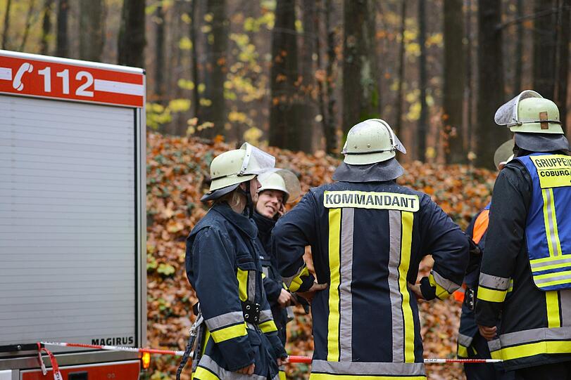 Feuerwehrmänner in einem Waldstück in Cortendorf, einem Stadtteil von Coburg, in der Nähe der Absturzstelle des Kleinflugzeuges.
