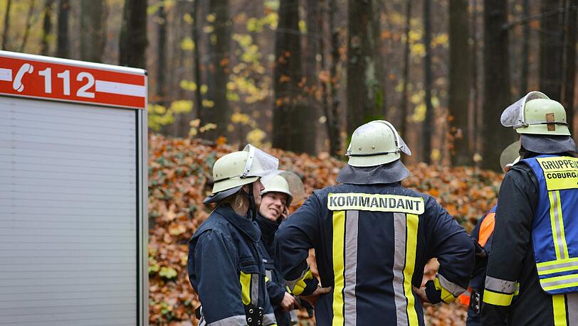 Feuerwehrmänner in einem Waldstück in Cortendorf, einem Stadtteil von Coburg, in der Nähe der Absturzstelle des Kleinflugzeuges. Feuerwehrmänner in einem Waldstück in Cortendorf, einem Stadtteil von Coburg, in der Nähe der Absturzstelle des Kleinflugzeuges.