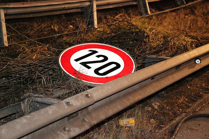 Ein LKW verunfallt auf der A 8 bei Frasdorf: Vollsperrung.