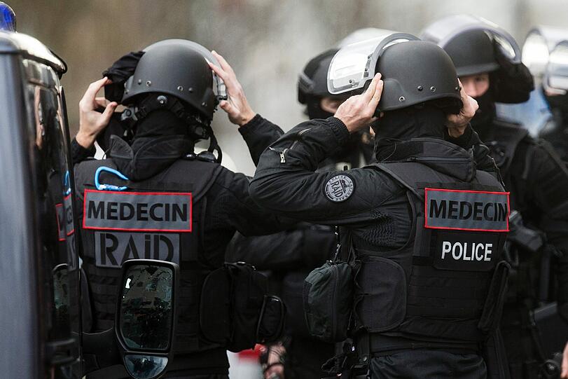 Mit zahlreichen Einsatzkräften war die französische Polizei vor Ort: Die Bilder aus Colombes.