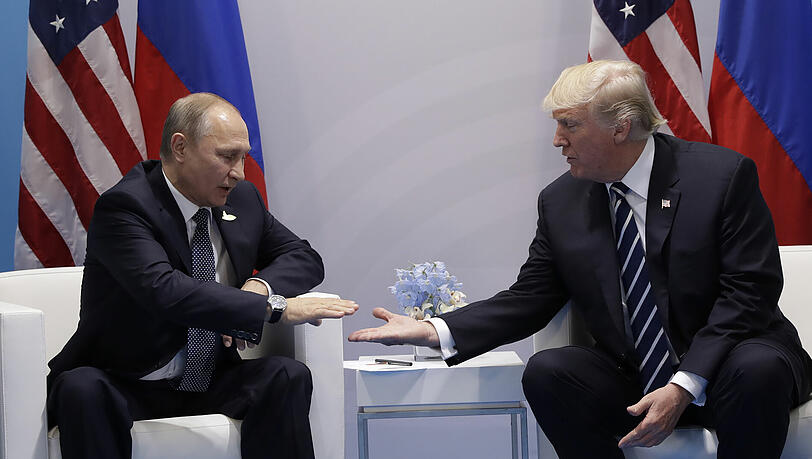 Russlands Staatspräsident Wladimir Putin (l) und US-Präsident Donald Trump reichen sich während ihres Treffens beim G20-Gipfel in Hamburg die Hände. Russlands Staatspräsident Wladimir Putin (l) und US-Präsident Donald Trump reichen sich während ihres Treffens beim G20-Gipfel in Hamburg die Hände.