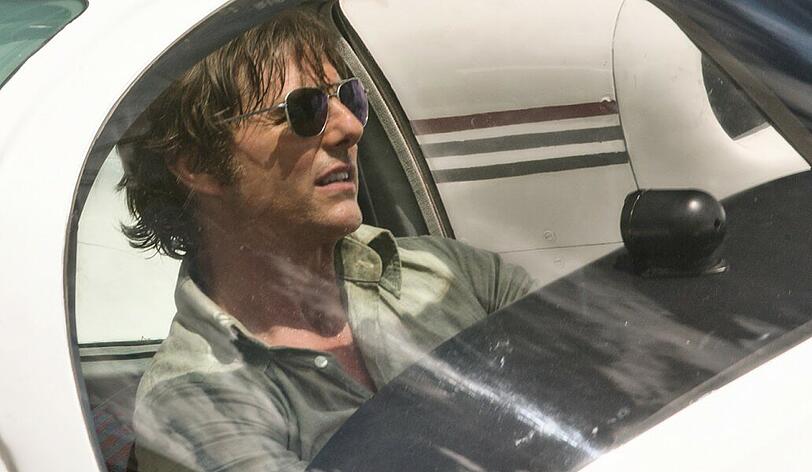Barry Seal (Tom Cruise) schmuggelt Ende der 1970er-, Anfang der 1980er-Jahre mit seinem Propellerflugzeug aus Kolumbien Kokain in die USA und macht unterwegs Schnappschüsse für die CIA.
