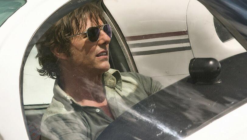 Barry Seal (Tom Cruise) schmuggelt Ende der 1970er-, Anfang der 1980er-Jahre mit seinem Propellerflugzeug aus Kolumbien Kokain in die USA und macht unterwegs Schnappschüsse für die CIA.
