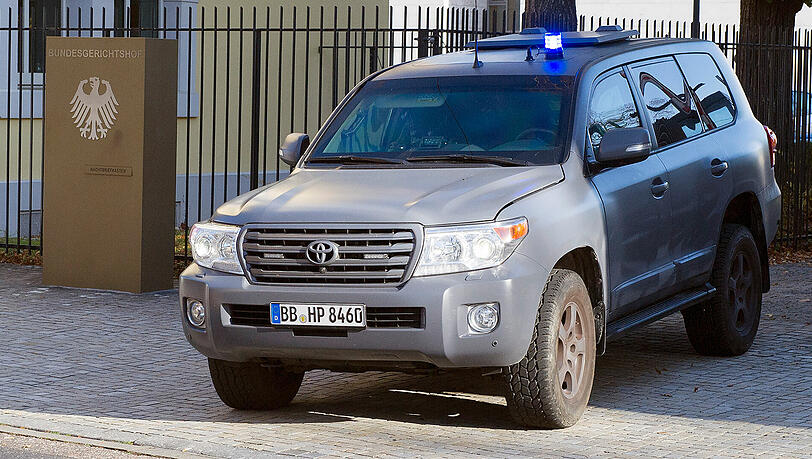 Ein Fahrzeug der Polizei verlässt den Bundesgerichtshof. Gegen den 19-jährigen Syrer wurde Haftbefehl erlassen. Ein Fahrzeug der Polizei verlässt den Bundesgerichtshof. Gegen den 19-jährigen Syrer wurde Haftbefehl erlassen.