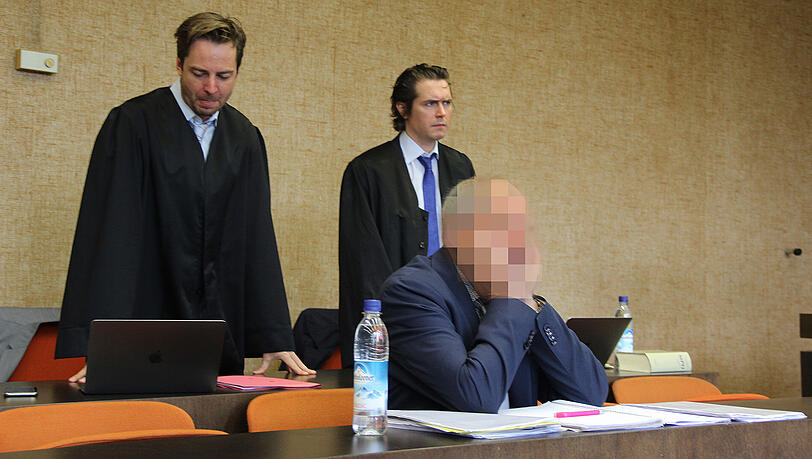 Der angeklagte Professor Siegfried M. mit seinen Anwälten.