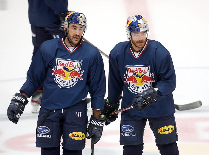 Eis-Trainingsauftakt beim EHC: Das Training leitet Co-Trainer Steve Walker, NHL-Star Dominik Kahun (r.) ist auch dabei.
