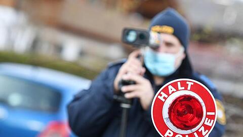 Polizisten blitzen in Farchant Autofahrer, die mit überhöhter Geschwindigkeit unterwegs sind.