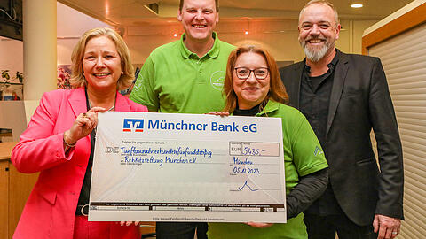 Sandra Bindler, die Vorstandsvorsitzende der Münchner Bank eG (links), und AZ-Chefredakteur Michael Schilling (rechts) überreichten letztes Jahr einen der Spendenschecks an Michael Lasch und Susanne Lanzendörfer von dem Verein Rehkitzrettung München e.V.