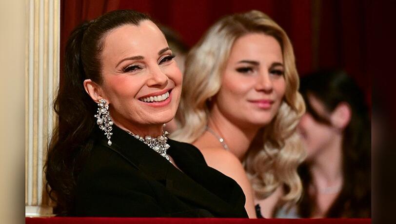 Fran Drescher genie&szlig;t den Wiener Opernball.