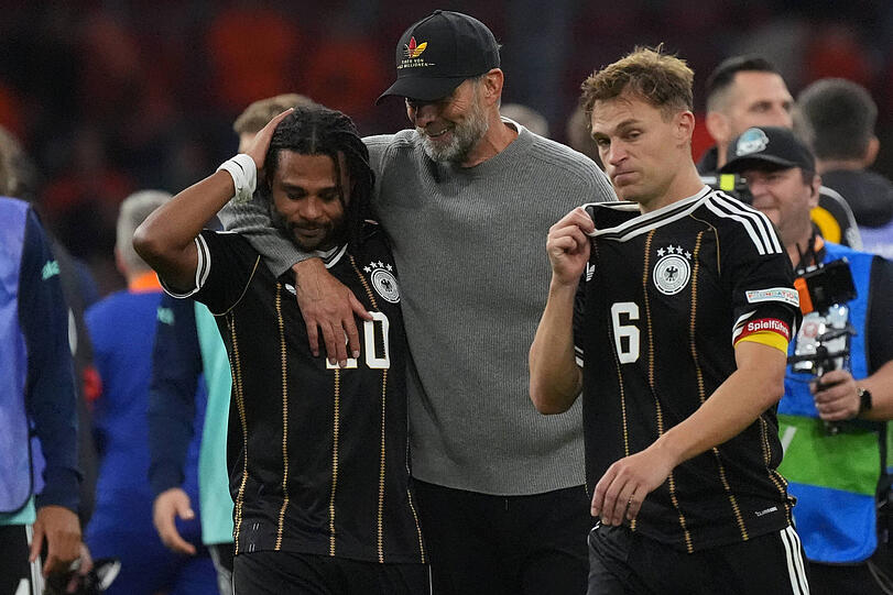 Neu-Bundestrainer Jürgen Klopp mit den Bayern-Stars Serge Gnabry und Joshua Kimmich. Neu-Bundestrainer Jürgen Klopp mit den Bayern-Stars Serge Gnabry und Joshua Kimmich.