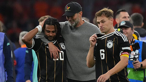 Neu-Bundestrainer J&uuml;rgen Klopp mit den Bayern-Stars Serge Gnabry und Joshua Kimmich.