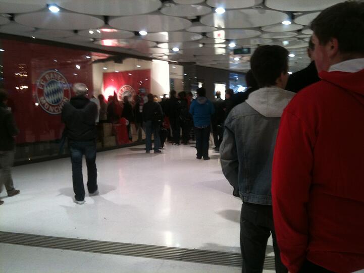 Die Schlange vor dem Fanhsop wird immer länger - alle wollen Trikots und Shirts von den Bayern.