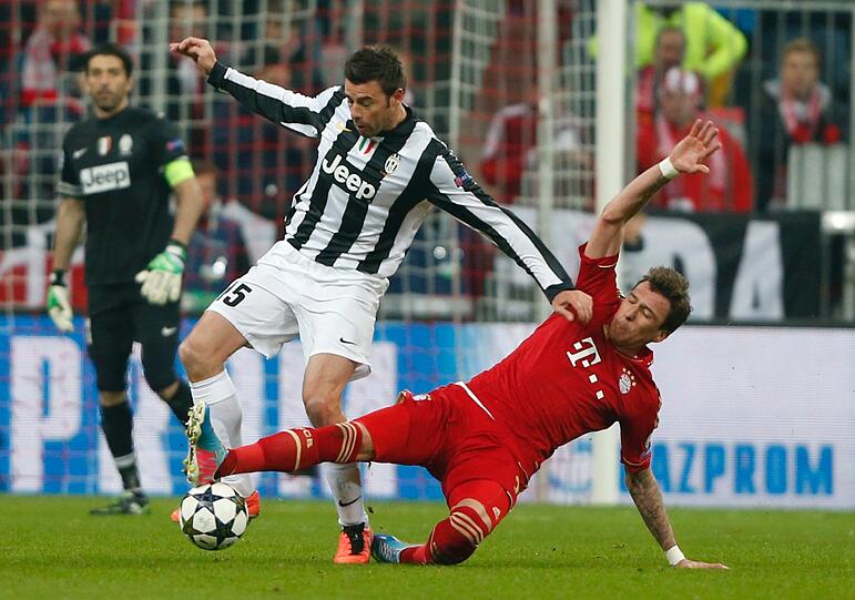 Mario Mandzukic im Zweikampf mit Juves Andrea Barzagli.