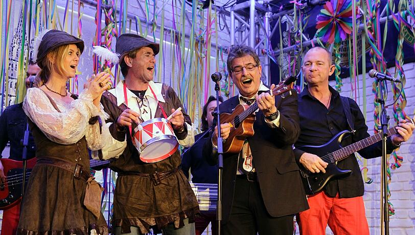 1860-Trainer Friedhelm Funkel feiert mit der Band "De Räuber". 1860-Trainer Friedhelm Funkel feiert mit der Band "De Räuber".