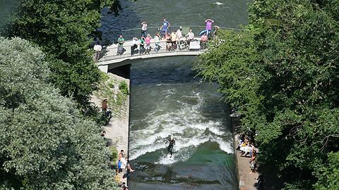 Surfen, schwimmen, paddeln - am besten soll an der Floßlände alles möglich sein.