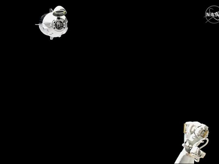 Standbild aus einem Video von NASA-TV: Die Raumkapsel "Crew Dragon" (l) von SpaceX nach dem Abdocken von der Internationalen Raumstation ISS.