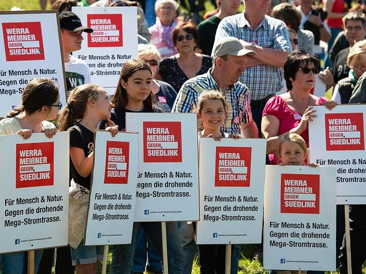 Die umstrittene Suedlink-Trasse motiviert immer wieder viele Menschen in mehreren Bundesländern zu Protesten.