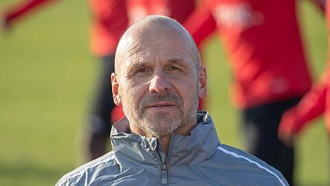 Bernhard Trares steht während eines Trainings auf dem Sportgelände.