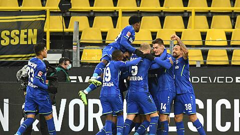 Die Leverkusener Spieler freuen sich über das zwischenzeitliche 3:1.