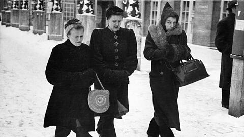 Weihnachtsfreude? Diese drei Frauen im verschneiten Berlin sehen im Dezember 1945 lieber zu, dass sie vorankommen.