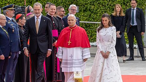 Das spanische K&ouml;nigspaar begr&uuml;&szlig;t den Papst in Madrid.
