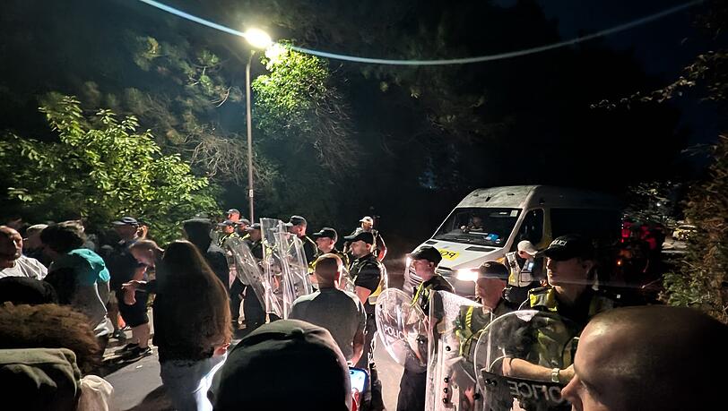 Hunderte rechte Demonstranten blockierten über Nacht Zufahrtswege zum Hafen in Portsmouth, um Bootsmigranten an der Einreise zu hindern. Hunderte rechte Demonstranten blockierten über Nacht Zufahrtswege zum Hafen in Portsmouth, um Bootsmigranten an der Einreise zu hindern.