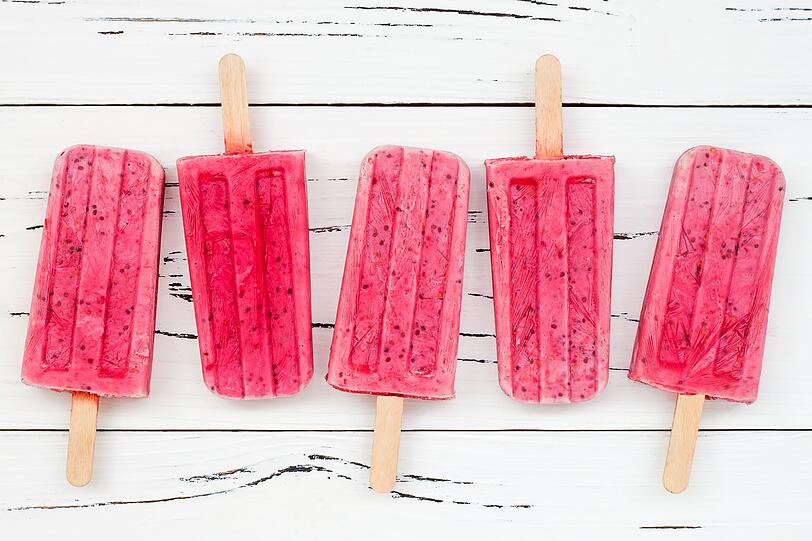Selbstgemachtes Eis schmeckt nicht nur im Sommer und l&auml;sst sich nicht nur aus alten Bananen zaubern. Auch mit &uuml;berreifen Beeren, Mangos oder Kiwis l&auml;sst sich Eis mixen. Daf&uuml;r wird reifes Obst wahlweise mit Kokosmilch, Nussdrinks oder Joghurt p&uuml;riert und in Eisformen gef&uuml;llt eingefroren. Die Eis-Lollis k&ouml;nnen mit Agavendicksaft, Vanille, Kakao oder frischen Kr&auml;utern wie Minze variiert werden.