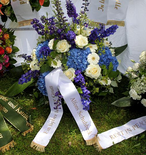 "Einen lieben letzten Gruß" sendete Sternekoch Alfons Schuhbeck mit einem Blumengesteck.