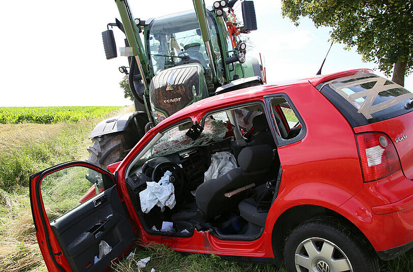 Beim Überholmanöver übersah der Fahrer den Traktor. Es kam zum Zusammenstoß. Die Bilder von der Unfallstelle.