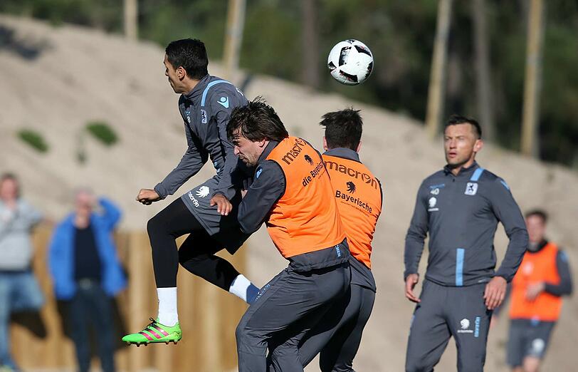 Karim Matmour und Filip Stojkovic im Kopfballduell.